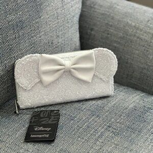 NWT Disney Minnie Mouse Loungefly Wallet